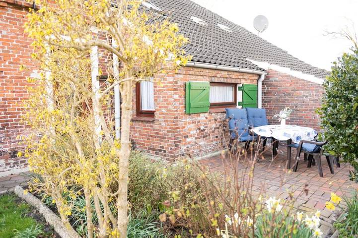 Ferienwohnung für 4 Personen, mit Terrasse und Garten sowie Sauna und Ausblick in Neugarmssiel