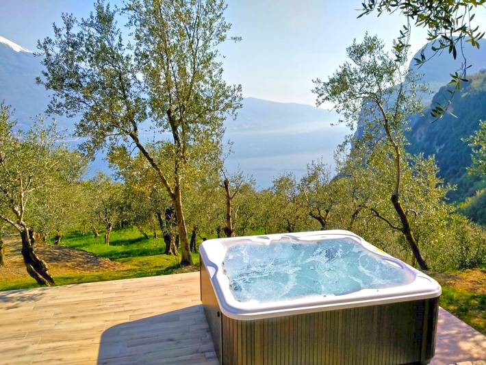 Ferielejlighed for 5 personer, med Terrasse og Have samt Søudsigt i Lombardiet