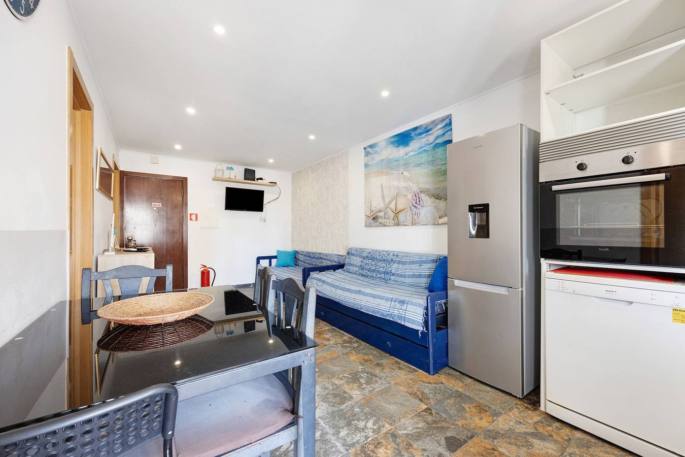 Appartement entier, Appartement de vacances confortable "Azul do Mar" avec balcon et jardin partagé ; parking disponible in Praia da Rocha, Portimão