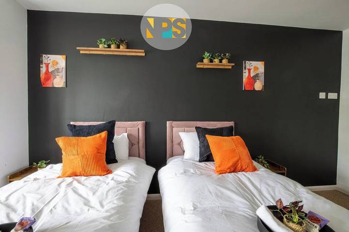 The Laurels - Hs2 Contractors, Nec, Bhx Airport Stays, Sleeps 12, Free Parking in Solihull, Birmingham Area