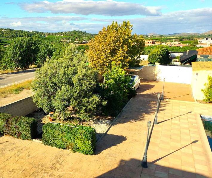 Chalet para 12 personas, con jardín además de vistas y piscina, Se admiten mascotas en Los Serranos - 4