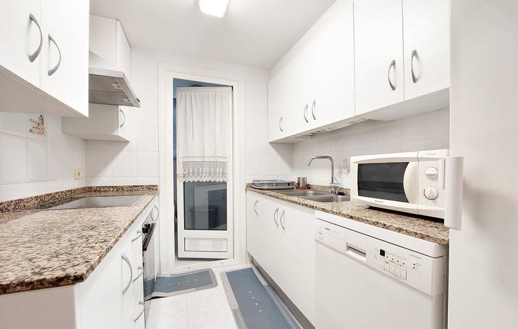 Apartamento vacacional entero, Apartamento en primera línea de playa con piscina y terraza, a 500 m de Playa Voramar in Benicasim, Costa del Azahar