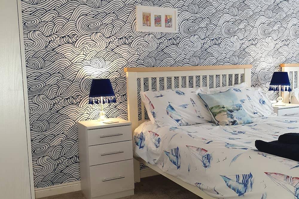 T's Beach House       Beautiful sea  views and direct beach access in New Romney, Kent