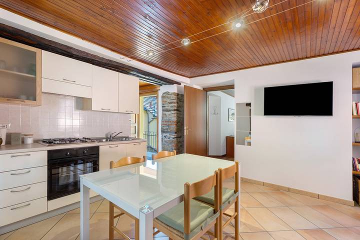 Holiday Home 'Vicolino' with Balcony and Wi-Fi in Crabbia, Comune di Pettenasco