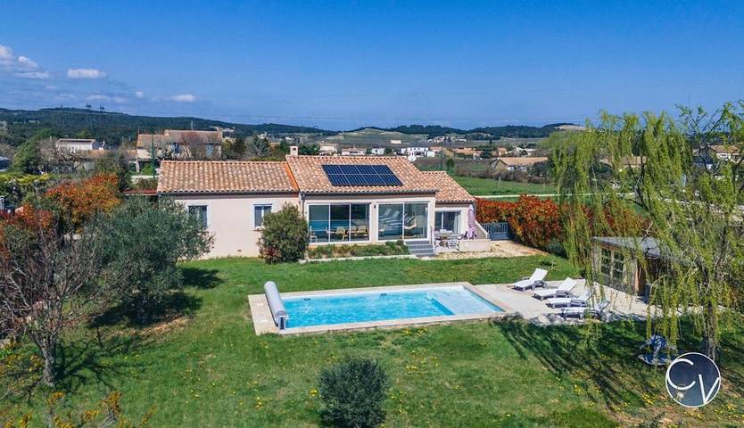 Location de vacances pour 10 personnes, avec piscine ainsi que vue et terrasse à Vénéjan