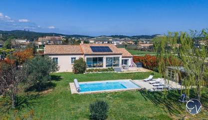 Location de vacances pour 10 personnes, avec vue ainsi que terrasse et piscine à Vénéjan