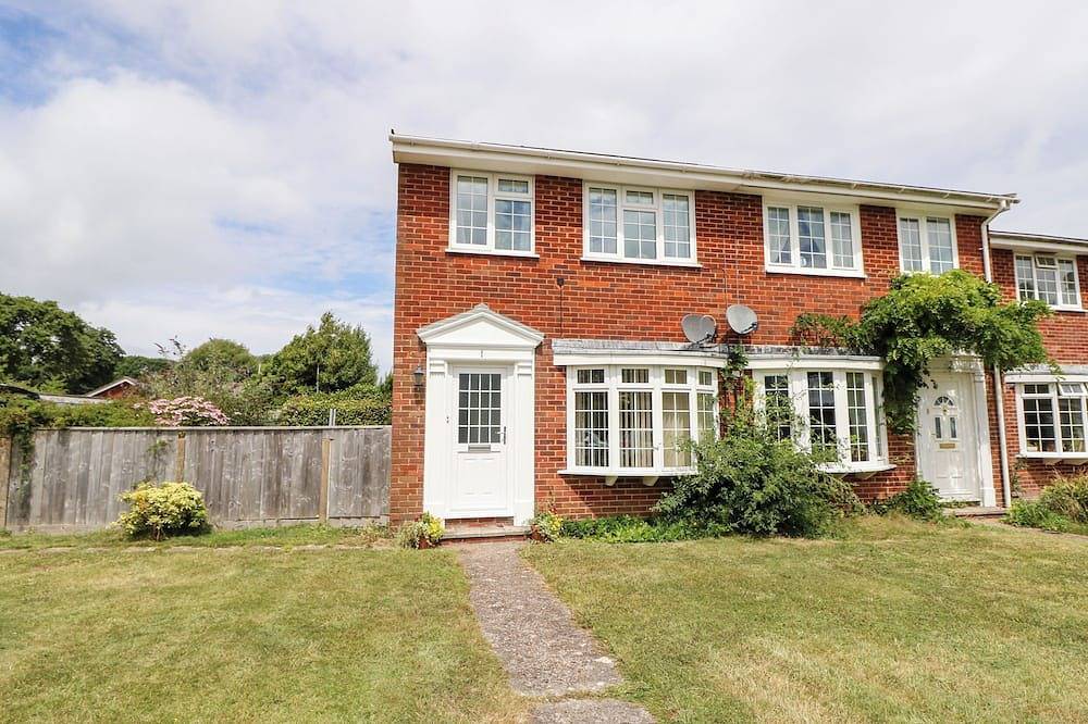 1 Westwood Close, pet friendly, country holiday cottage in Cowes in Cowes, Isle of Wight