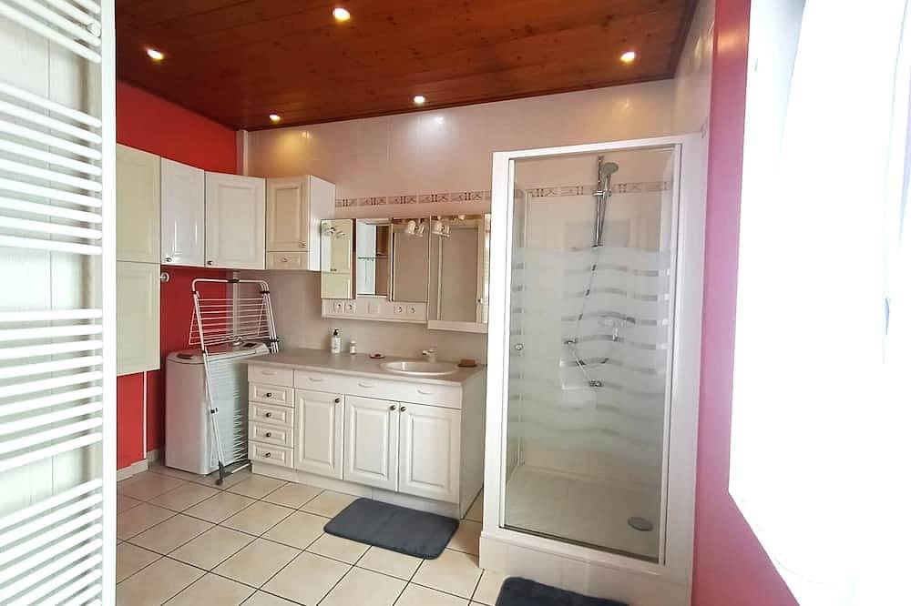 Appartement entier, Spacieux T3 à Aix-les-Bains entre Ville et Lac avec Balcon et Wi-Fi ! in Aix-les-Bains, Région de Chambéry