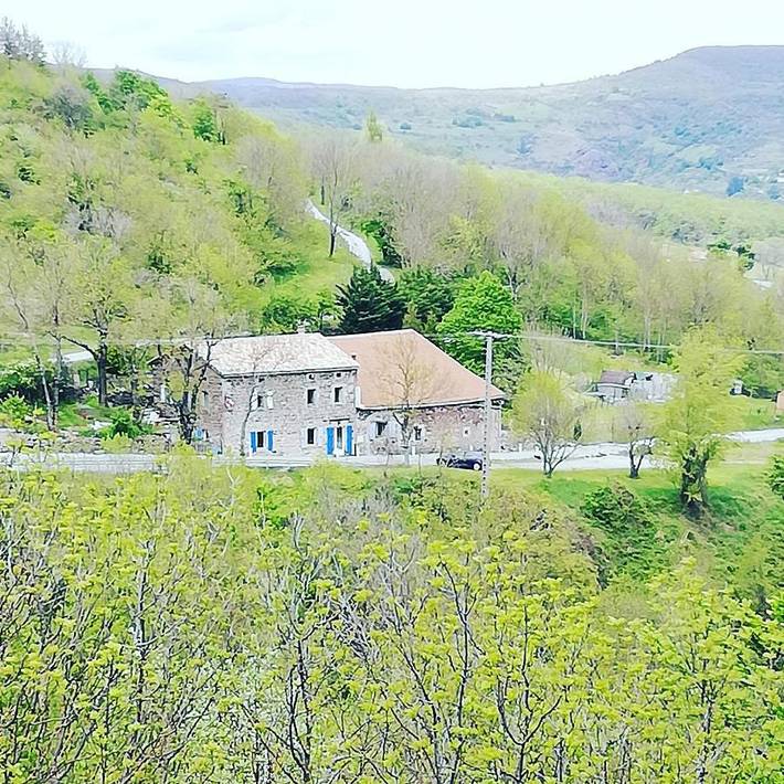 Location de vacances pour 5 personnes, avec terrasse ainsi que jardin et piscine dans Col De L Escrinet