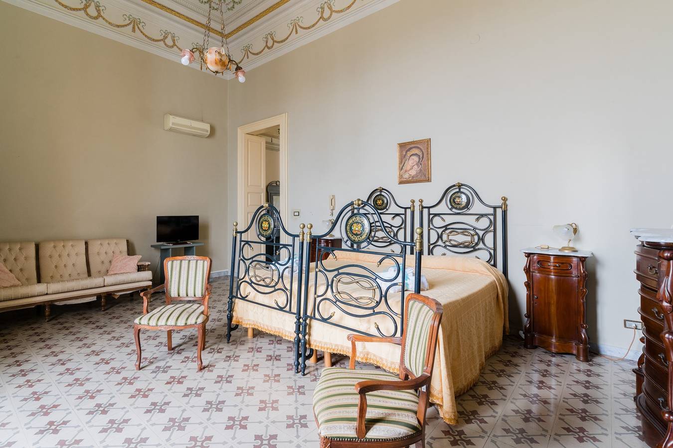 Hel lejlighed, Apartment 'Residenza Antica Distilleria' with Private Terrace, Wi-Fi and Air Conditioning in Matino, Taranto-bugten