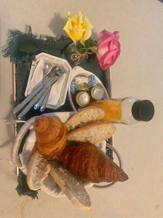 Double Room with Private Bathroom in Saint-Denis-de-Pile, Région de Libourne