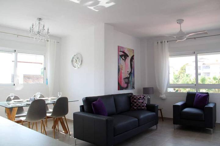 Ganze Wohnung, Atemberaubende 2 Bed Apt auf Villamartin Plaza neu renoviert mit Blick auf den Gemeinschaftspool in Brisas y Golf, Orihuela