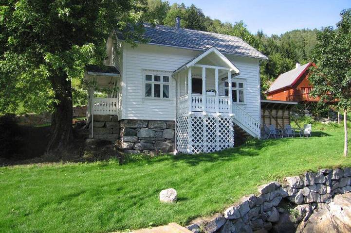 Feriehus for 6 personer, med balkong og hage i Hardangerfjorden