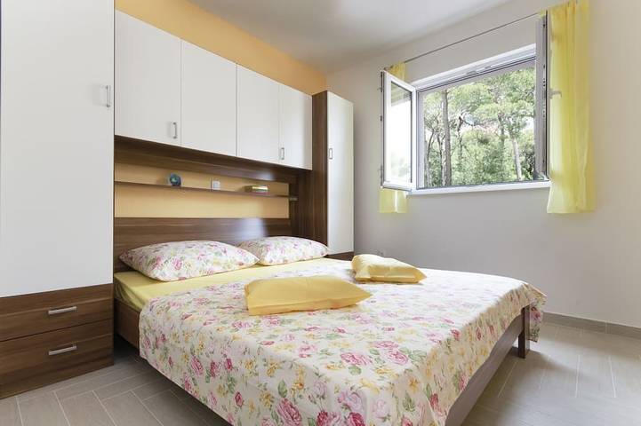La maison avec 6 chambres, 5 salles de bains, 3 gâteaux, 3 chambres simples et 3 salons, 2 terrasses, piscine, priv. parc in Makarska, Makarska riviera
