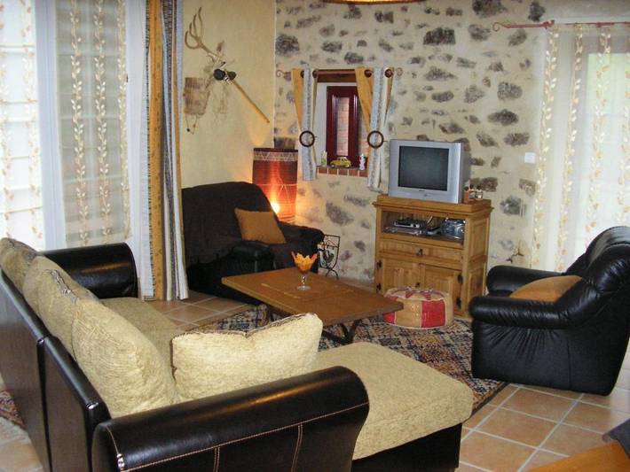 Location de vacances pour 6 personnes, avec piscine et sauna ainsi que vue et terrasse à Pouzauges - 3