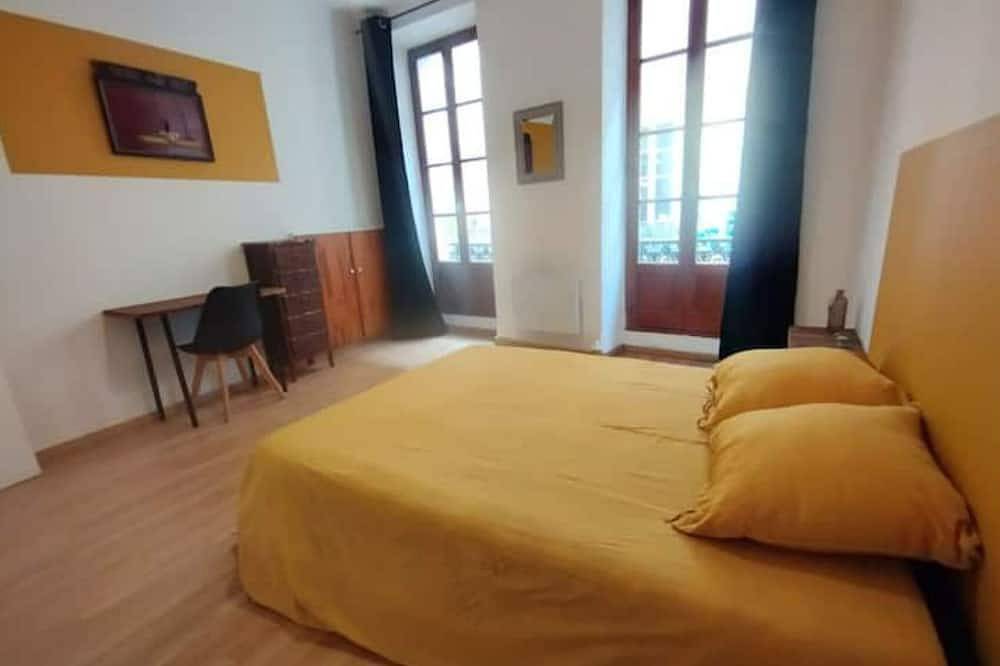 Entire apartment, Appartement en Plein Centre in Carpentras, Parc naturel régional du Mont-Ventoux