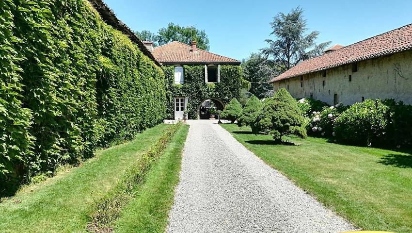 Chambre d’hôte pour 2 personnes, avec Terrasse et Jardin ainsi que Piscine et Vue dans Ponsampère