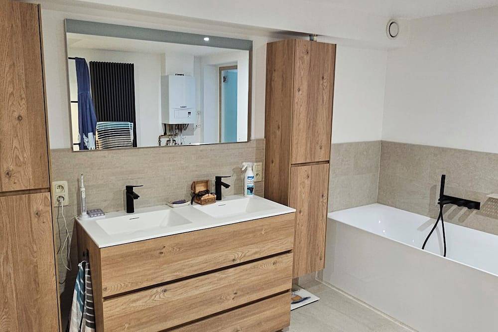 Entire apartment, Like at Home: Apartment near the forest with office and terrace in Liège, Liège region