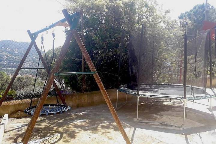 Location de vacances pour 12 personnes, avec vue ainsi que jardin et piscine, animaux acceptés à Cabrils - 2