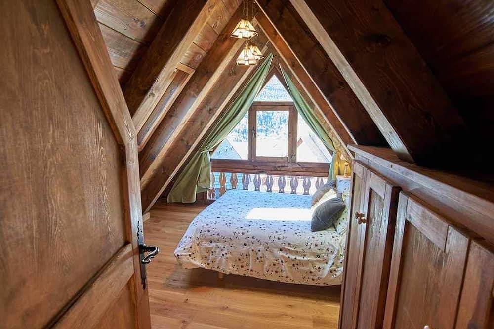 Entire apartment, Beautiful Apartment In Vilac 10 Km Baqueira Beret 6D, Wifi Spectacular Views in Vielha e Mijaran, Catalan Pyrenees