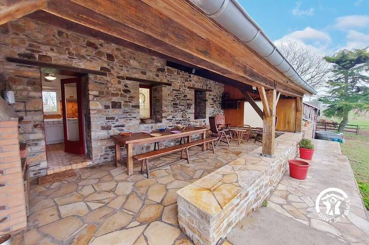Gîte pour 7 personnes, avec Terrasse ainsi que Jardin et Piscine dans Saint-Aignan-sur-Roë