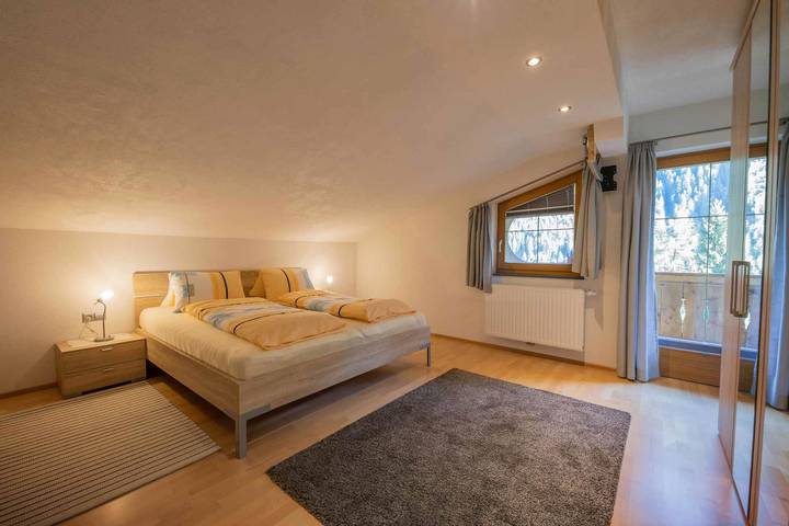Ferienwohnung für 5 Personen, mit Balkon und Terrasse sowie Garten und Ausblick im Stubaital - 2