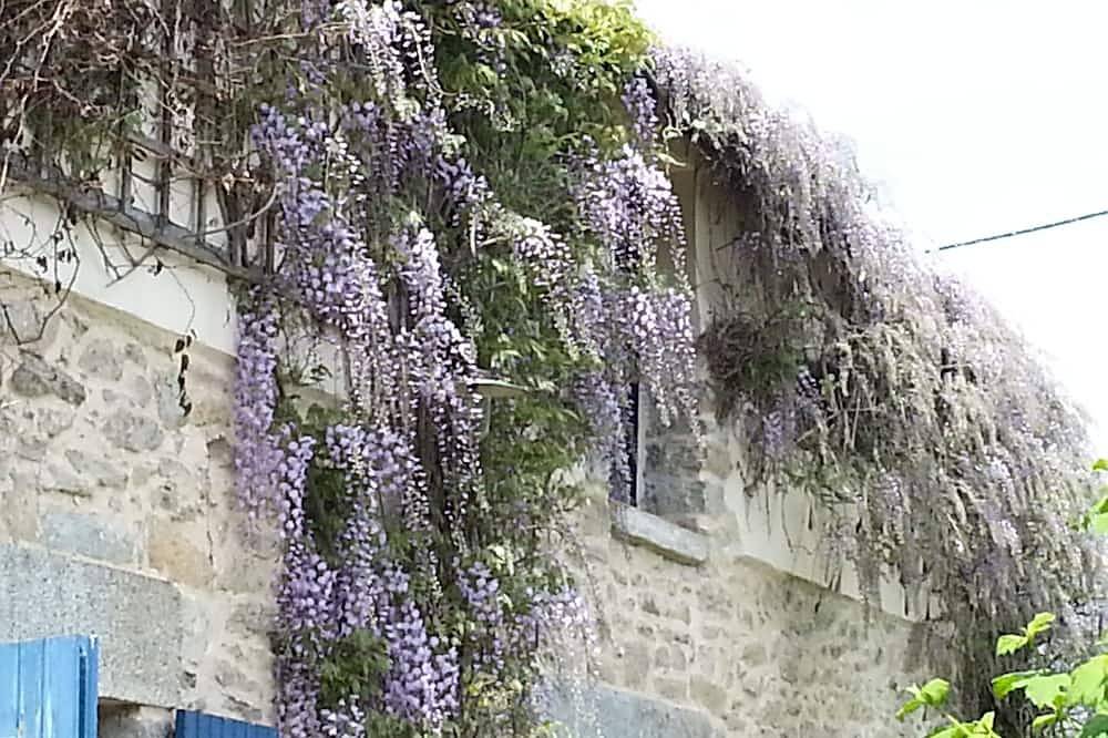 Quiet, single-storey gîte in renovated 18th-century farmhouse. in Surzur, Côte des Mégalithes