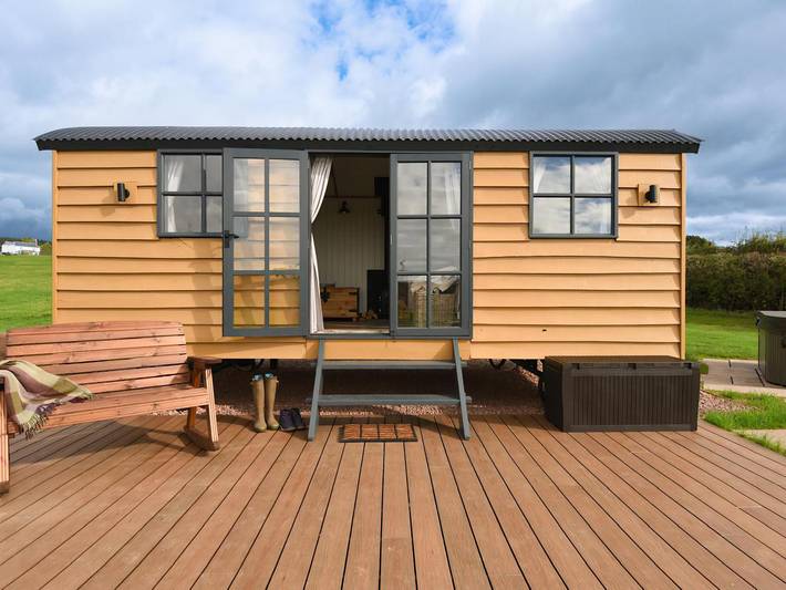 Hut for 2 people, with Garden in Gloucestershire