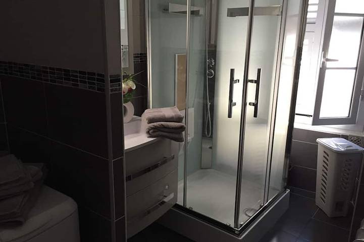 Apartamento entero, En el corazón de la barbilla y los pies en el agua. in Menton, Costa mediterránea (Francia)