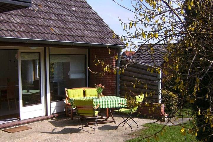 Ganze Wohnung, 4 - **** Wohnung, großer Garten und Terrasse mit Strandkorb; ruhige Umgebung in Heiligenhafen, Ostholstein