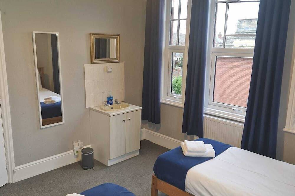 Hereford – Falcon House: Spacious 5-Bed with Games Room, Sleeps 14 in Hereford, Herefordshire