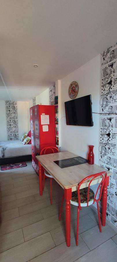 Gîte pour 2 personnes, avec piscine ainsi que vue et jardin dans Reventin-Vaugris - 4