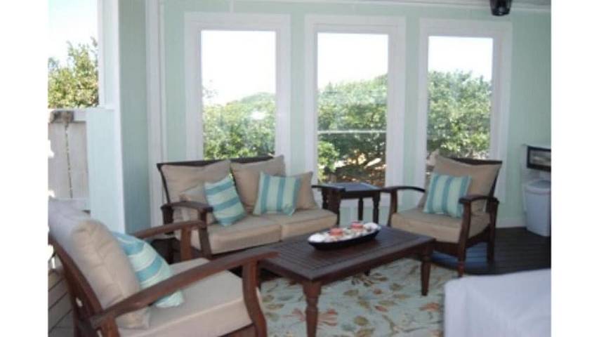 Vacation rental for 14 people, with hot tub and yard in Kitty Hawk