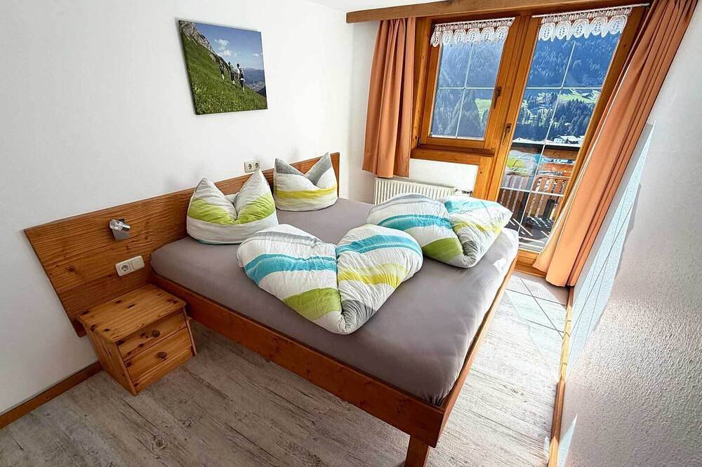 Ganze Wohnung, Ferienwohnung mit zwei Schlafzimmern und Balkon in Hirschegg Kleinwalsertal, Mittelberg
