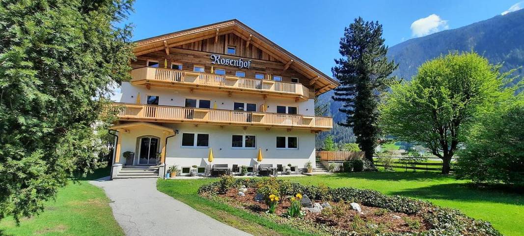 Appart’hôtel pour 4 personnes, avec Balcon et Terrasse ainsi que Jardin et Piscine à Mayrhofen