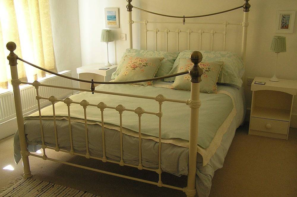 Characterful 18th century cottage in Bridport close to the Jurassic Coast. in Bridport, Dorset