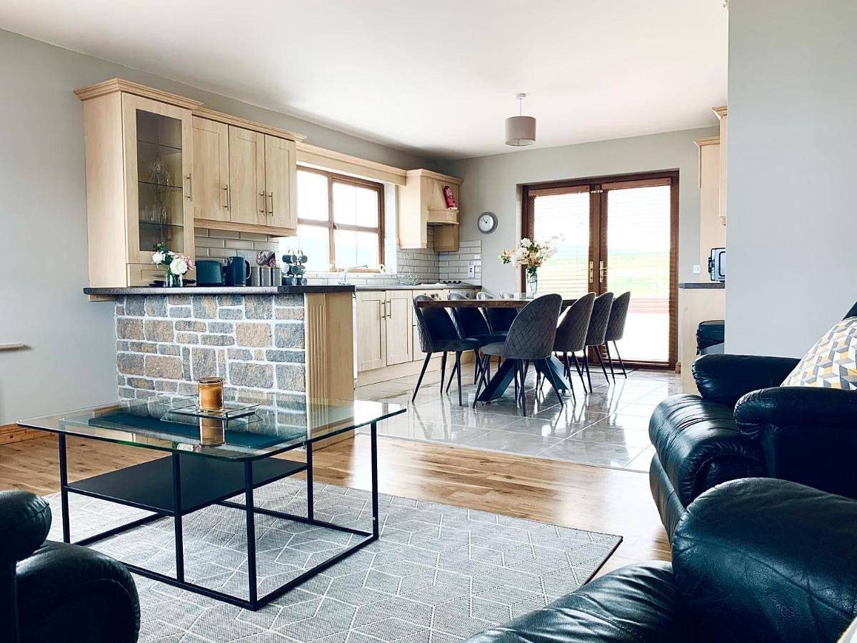 Four-Bedroom House in Acaill