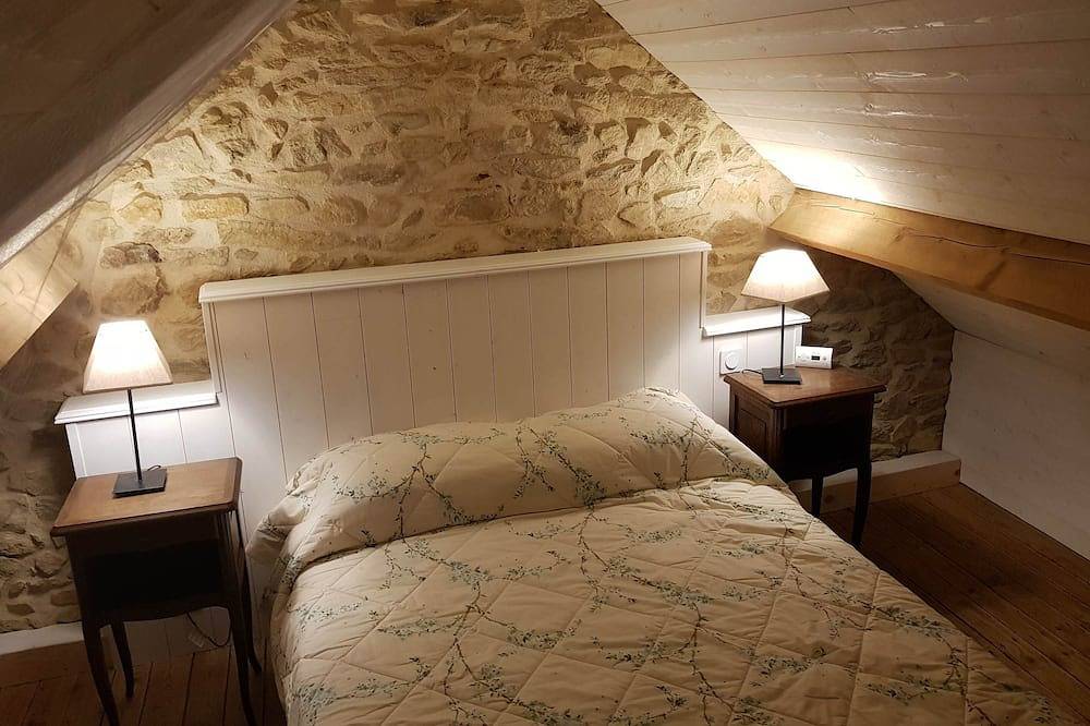 House, Central Village location, near cafe/boulangerie, 300m from coast. in Saint-Armel, Côte des Mégalithes