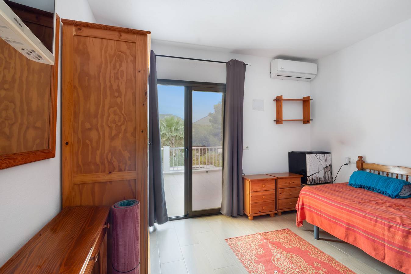 Chambre 'Doble - 3' avec vue montagne, Wi-Fi et climatisation in Platja es Figueral, Santa Eulària des Riu