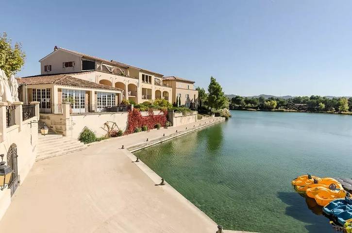 Location de vacances pour 8 personnes, avec terrasse et jardin ainsi que piscine et vue dans Golf de Pont Royal - 4
