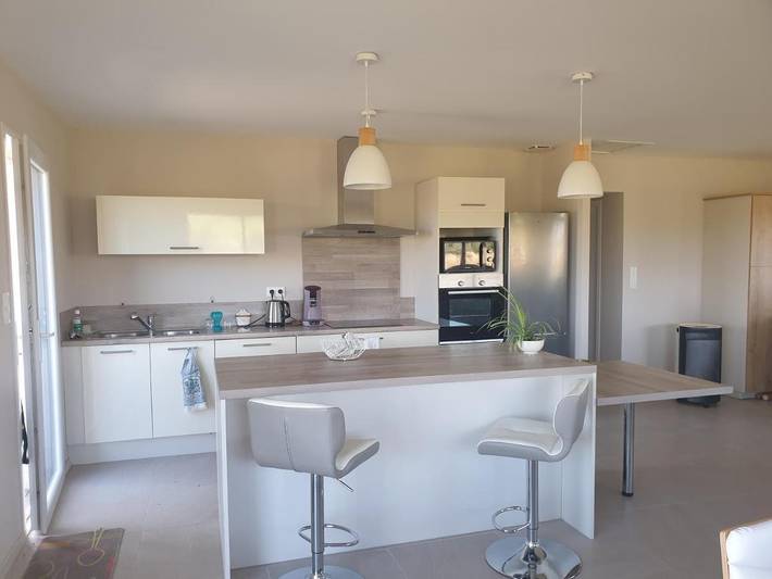 Location de vacances pour 4 personnes, avec piscine ainsi que vue et jardin à Magalas