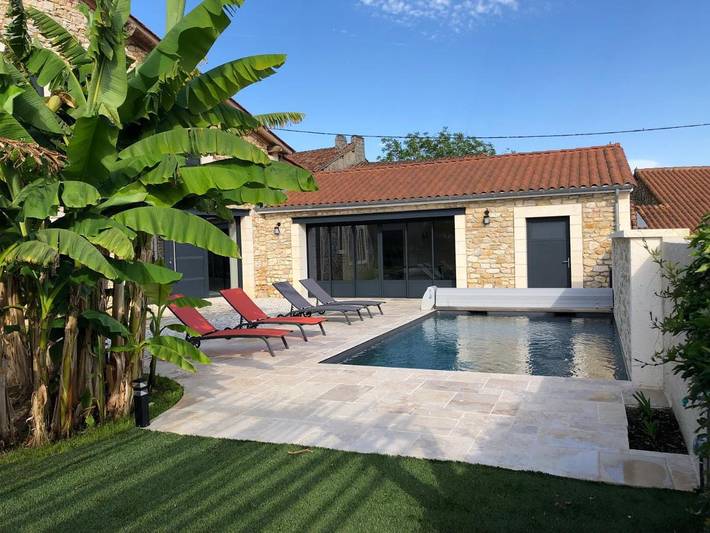Location de vacances pour 8 personnes, avec Jacuzzi et Terrasse ainsi que Jardin et Piscine à Saint-Front-la-Rivière