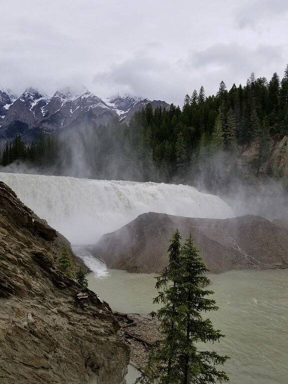 Luxuriöses Stadthaus mit offenem Balken und privatem Whirlpool auf der Piste - True - Ski-in-out in Kicking Horse