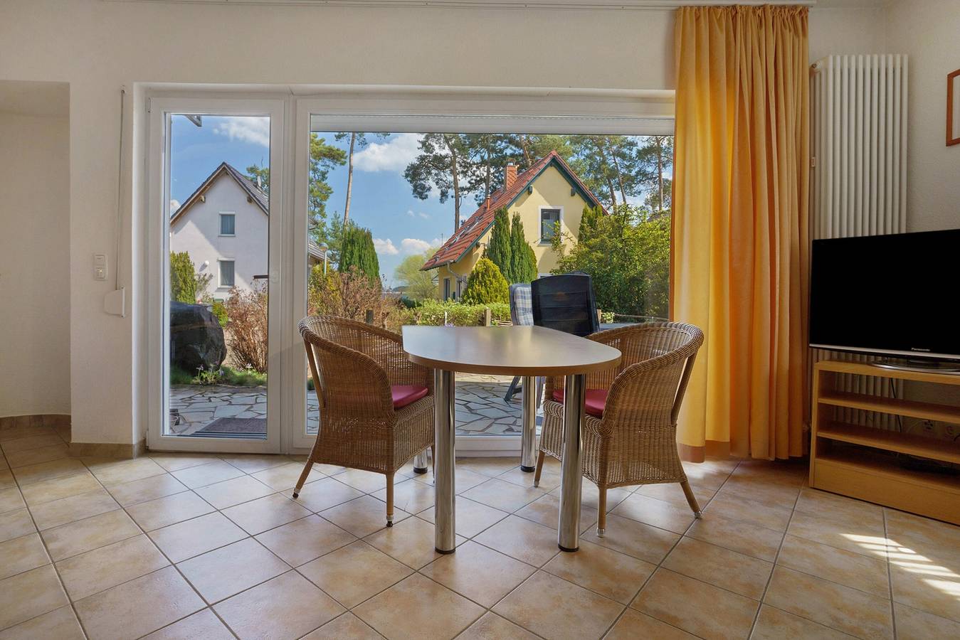 Ganze Wohnung, Hs20eg Ferienwohnung 'Müritzblick' mit großer Terrasse, Grill und Grilltisch in Röbel, Müritz