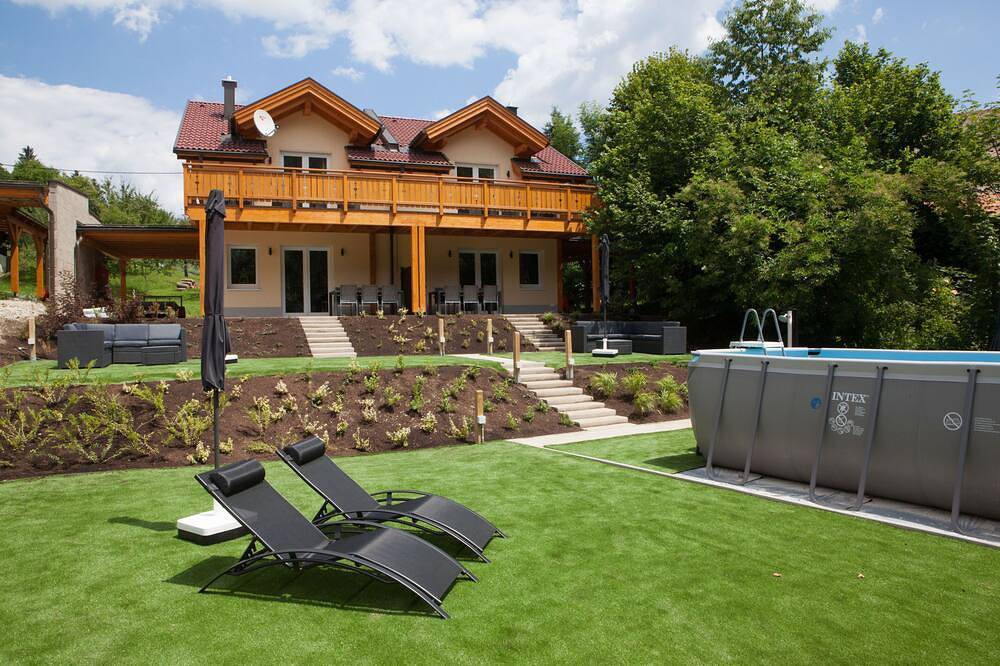 Luxuriöse neue Ferienhäuser mit großem Garten auf einer Skipiste in der Nähe von Italien und Slowenien in Karawanken und Bachergebirge, Marktgemeinde Arnoldstein