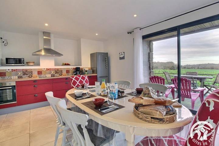 Gîte pour 5 personnes, avec Terrasse ainsi que Jardin et Piscine à Pleumeur-Bodou - 4