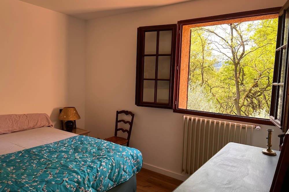 Country house in a natural wooded setting in a 3-hectare park in Contes, Nice region