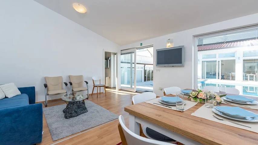 Villa pour 16 personnes, avec terrasse et jacuzzi ainsi que piscine et jardin, animaux acceptés à Umag - 4