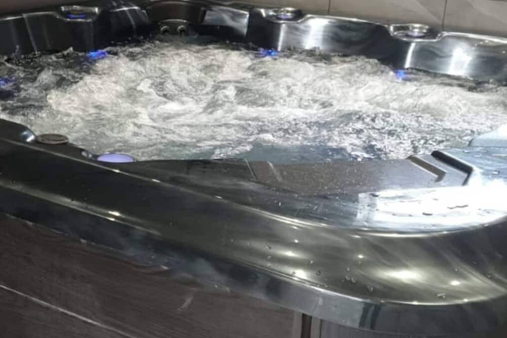 Ganze Wohnung, London apartment with Private Hot Tub, Sauna & Gym! in Havering, London