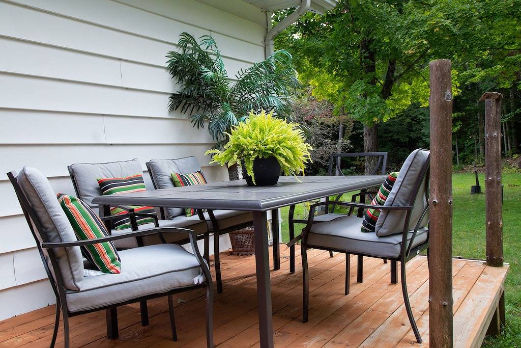 Cozy Family Cottage, Sleeps up to 10 Persons & Fully Equipped in Hastings Highlands, Ontario